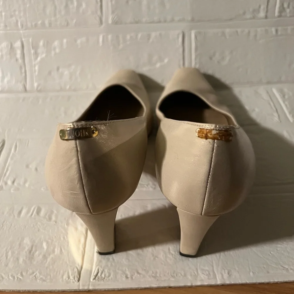 St. John beige classic heels 7B minimal